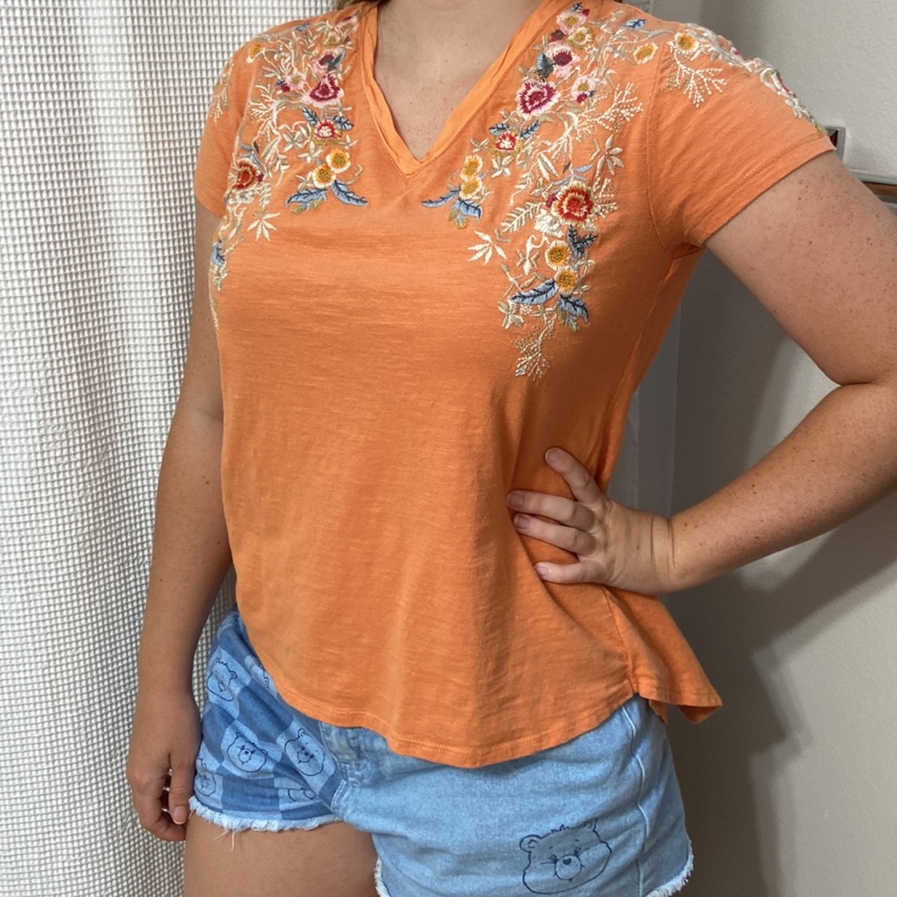 Women’s Sundance orange floral embroidered flowy split back blouse. Size small.